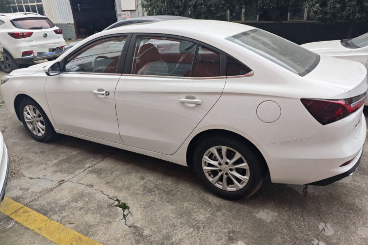 荣威i5 2023款 1.5L CVT豪华版车身外观4