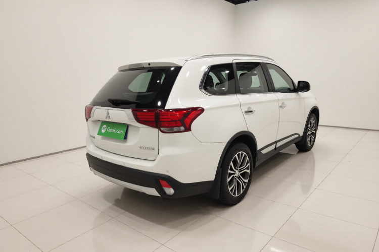 三菱 欧蓝德 2016款 2.4L 四驱豪华版 7座车身外观7