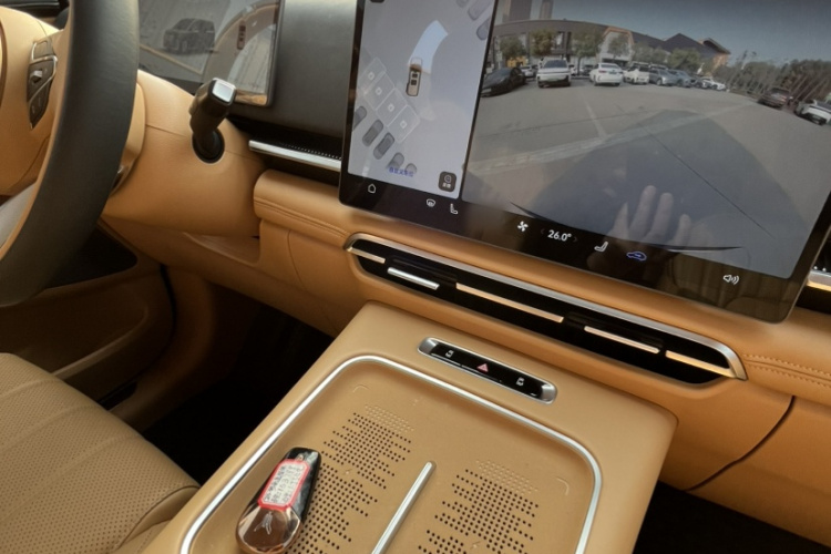 岚图汽车 岚图梦想家 2025款 PHEV 四驱旗舰乾崑版中控内饰7005