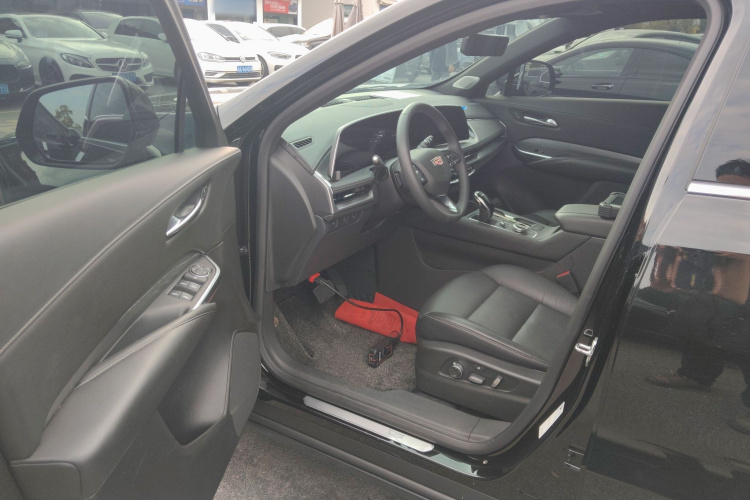 凯迪拉克XT4 2024款 28T 两驱尊贵型中控内饰20