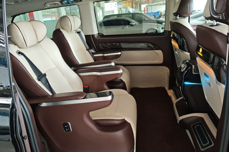 奔驰 威霆 2021款 2.0T 精英版 7座中控内饰21