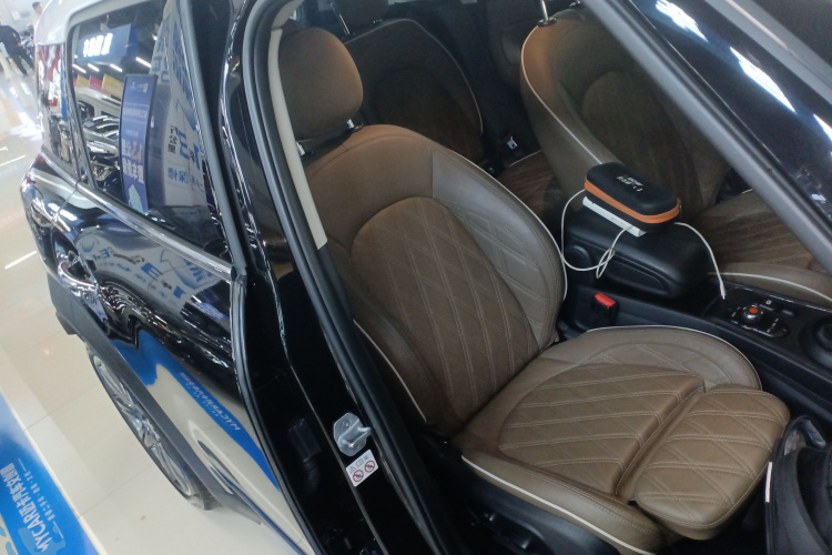 MINI Countryman 2018款 2.0T COOPER S ALL4 艺术家局部细节41