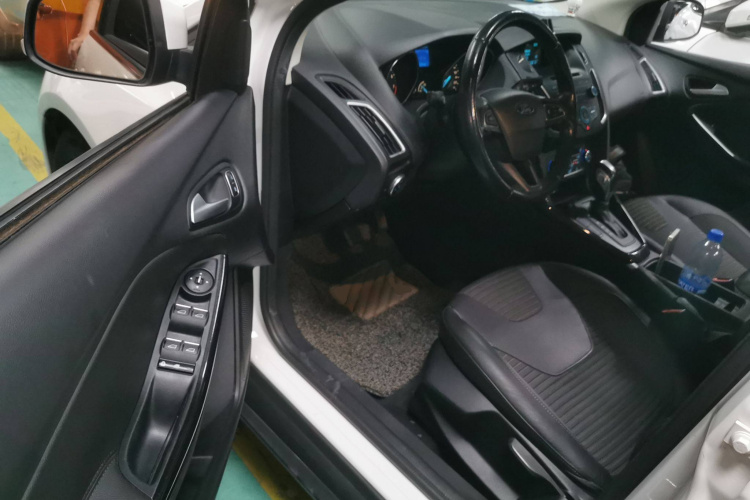 福特 福克斯 2015款 三厢 EcoBoost 125 自动超能风尚型中控内饰7003