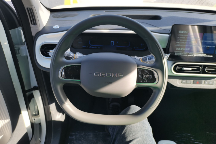 吉利银河 2025款 210km 熊猫骑士中控内饰13