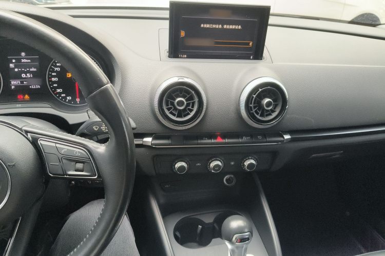 奥迪A3 2018款 30周年年型 Limousine 35 TFSI 时尚型中控内饰12