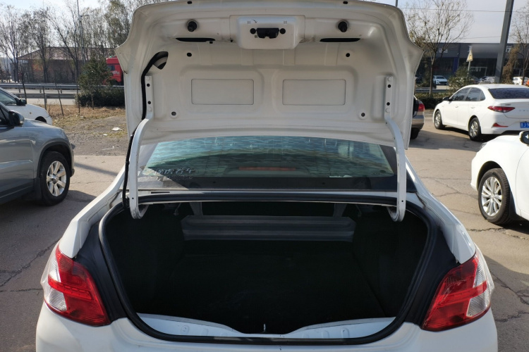 标致301 2016款 1.6L 手动舒适版机舱底盘23