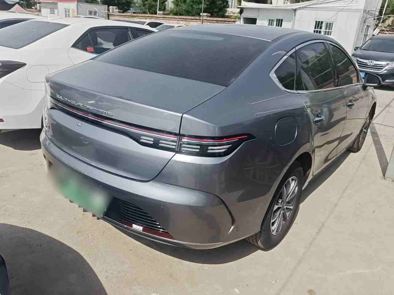 车辆右后45度视角外观