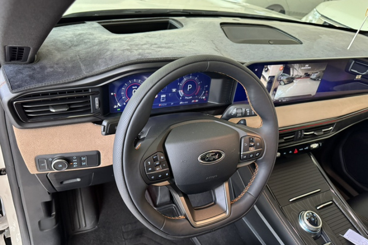 福特 探险者 2023款 EcoBoost 285 昆仑巅峰版 6座中控内饰7003