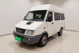 依维柯得意 2020款 2.5T A35客车单胎中顶5-9座国V