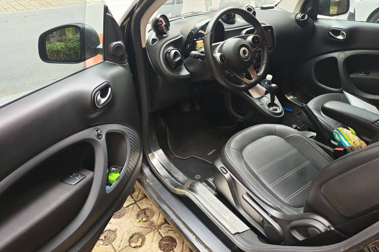 smart fortwo 2016款 0.9T 66千瓦硬顶先锋版中控内饰20