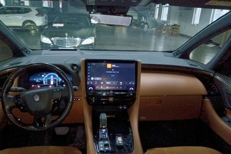 丰田 威尔法 2024款 皇冠 双擎 2.5L 至尊版中控内饰12