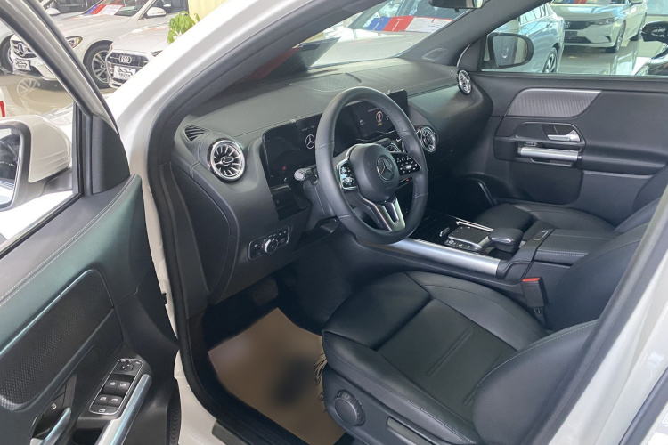 奔驰GLA 2022款 改款 GLA 200中控内饰7003