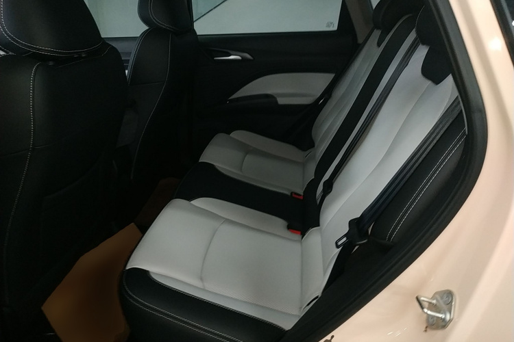 哪吒汽车 哪吒AYA 2023款 401 Lite中控内饰7004