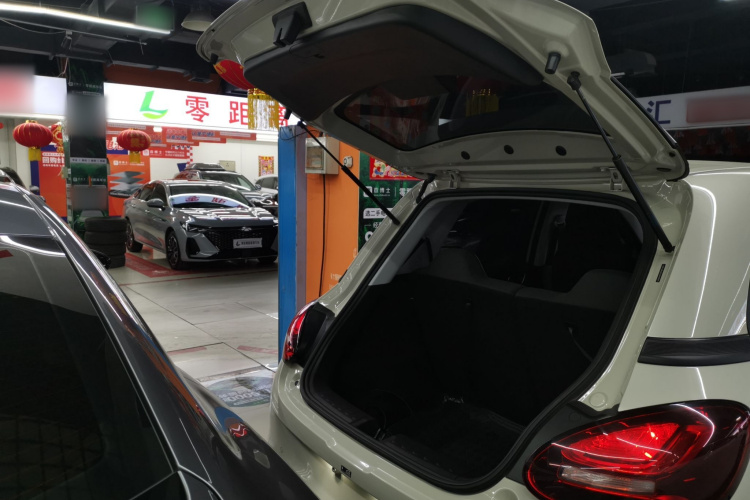 五菱汽车 五菱缤果 2023款 203km 轻享款机舱底盘23