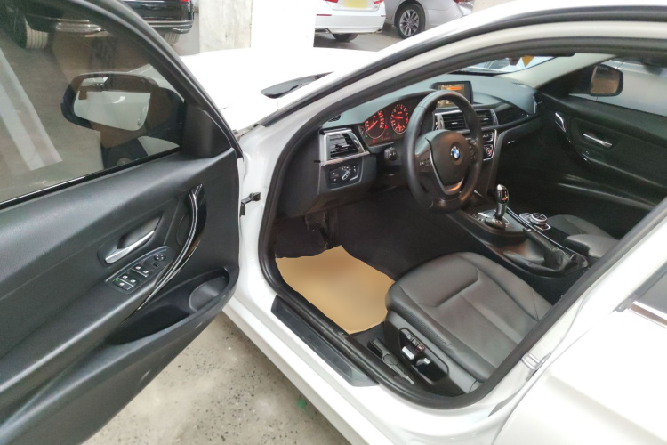 宝马3系 2016款 316i 时尚型中控内饰7003