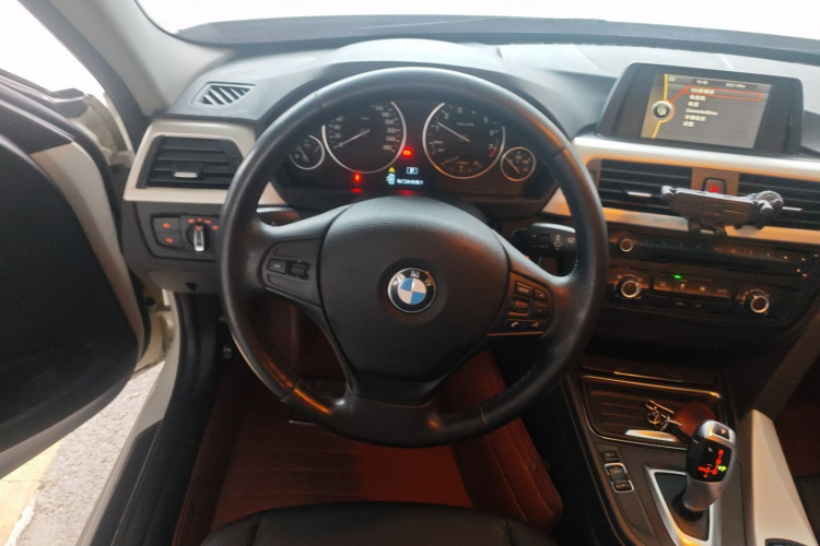 宝马3系 2013款 316i 进取型局部细节13