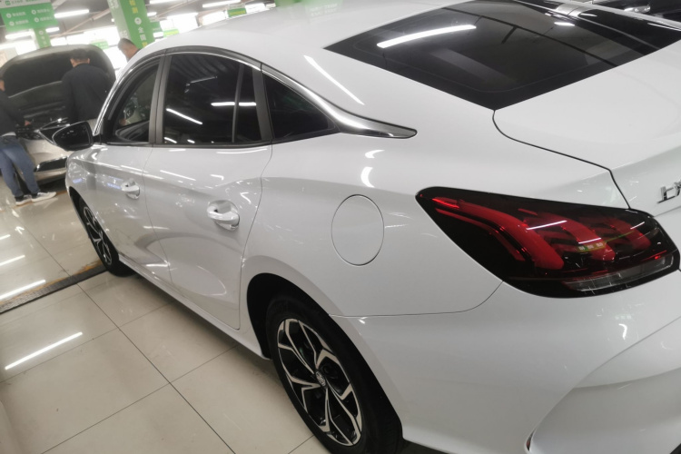 名爵 MG5 2023款 180DVVT CVT豪华版车身外观4