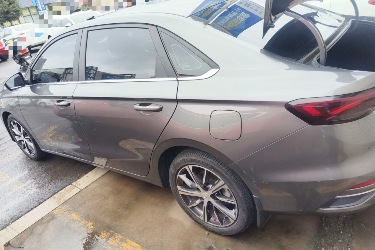 吉利汽车 帝豪 2023款 第4代冠军版 1.5L CVT尊贵型车身外观4