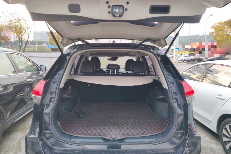 日产 奇骏 2020款 2.0L XL ITS CVT 2WD智联舒适版机舱底盘23