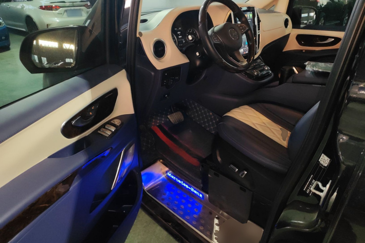 奔驰 威霆 2020款 2.0T 商务版 7座中控内饰20