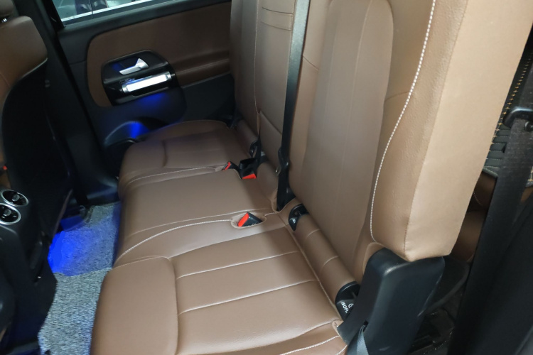 奔驰GLB 2024款 改款 GLB 220 时尚型中控内饰21