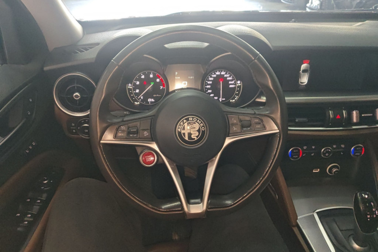 阿尔法·罗密欧 Stelvio斯坦维 2017款 2.0T 200HP 精英版中控内饰13