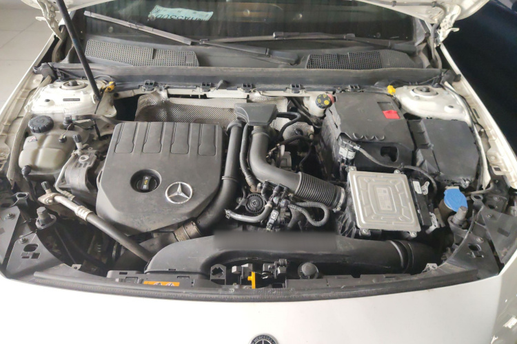 奔驰A级 2019款 A 200 L 运动轿车机舱底盘24