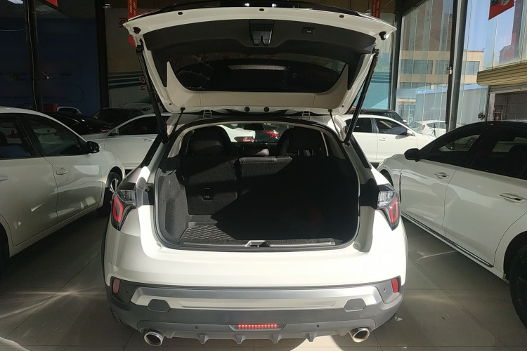 领克02 2019款 1.5T DCT两驱劲版 国VI机舱底盘23