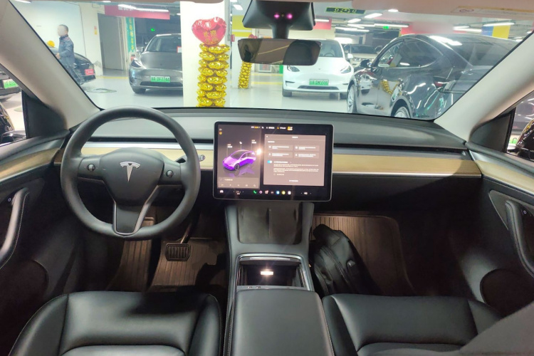 特斯拉 Model Y 2022款 长续航全轮驱动版中控内饰12