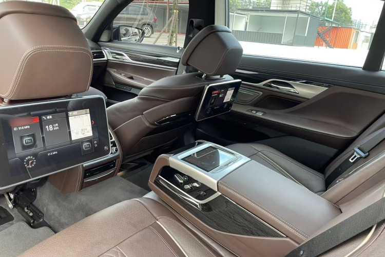 宝马7系 2018款 740Li 领先型 M运动套装中控内饰7006