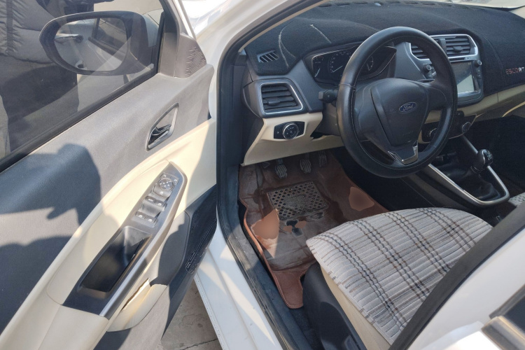 福特 福睿斯 2017款 改款 1.5L 手动舒适型中控内饰20