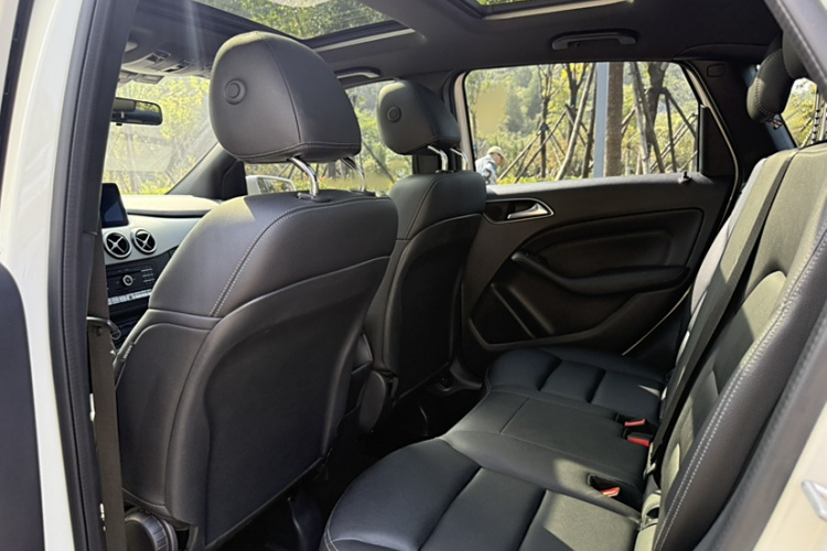 奔驰B级 2017款 B 200 动感型中控内饰7002