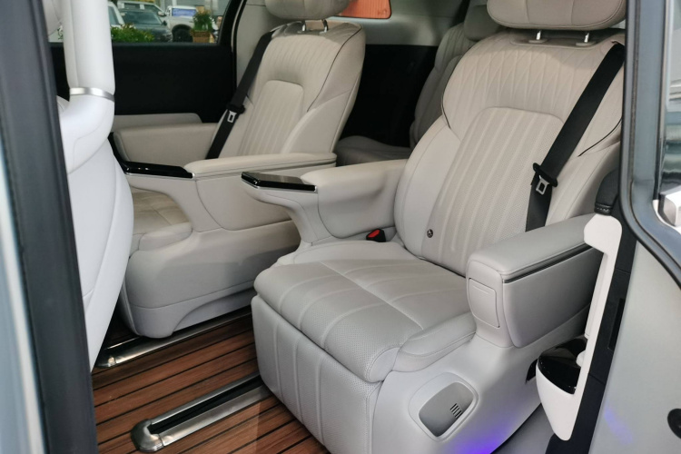 岚图汽车 岚图梦想家 2025款 PHEV 四驱旗舰乾崑版中控内饰7004