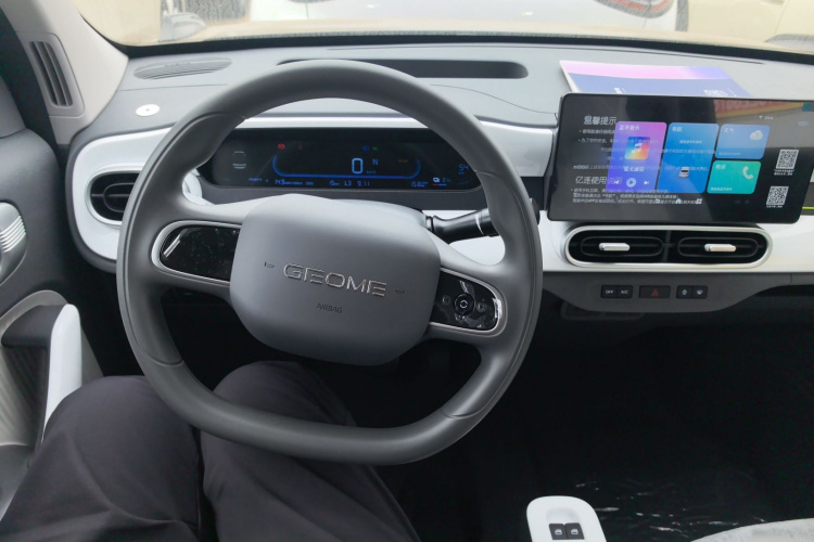 吉利银河 2025款 210km 熊猫卡丁中控内饰13