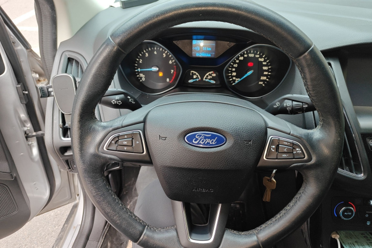 福特 福克斯 2015款 三厢 1.6L 自动风尚型局部细节13