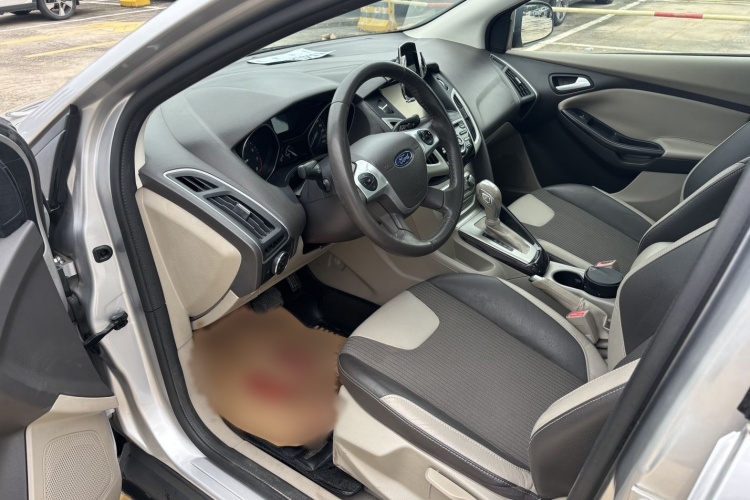 福特 福克斯 2012款 三厢 1.6L 自动风尚型局部细节19