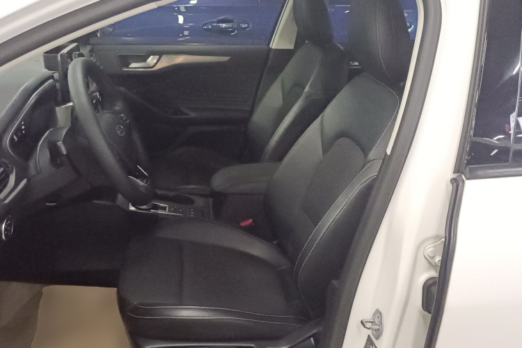 福特 福克斯 2020款 三厢 EcoBoost 180 自动锋潮型局部细节19