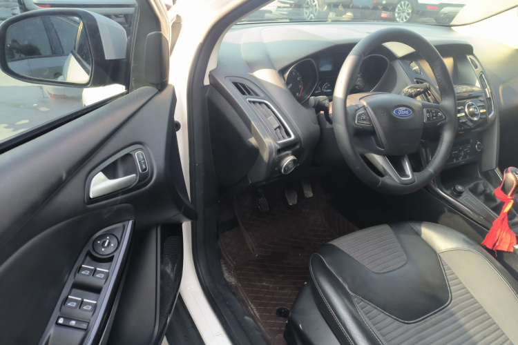 福特 福克斯 2015款 两厢 EcoBoost 125 手动超能风尚型中控内饰20