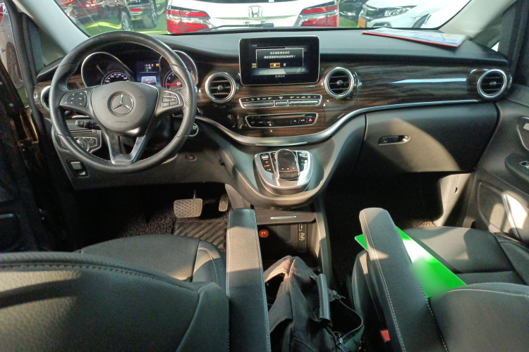 奔驰V级 2017款 V 260 领航版中控内饰7002