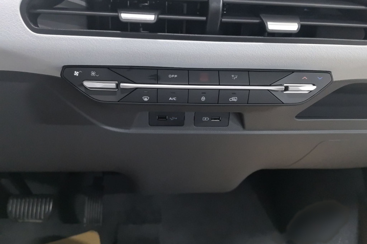 吉利银河 2024款 熊猫mini 200km 耐力熊中控内饰7003