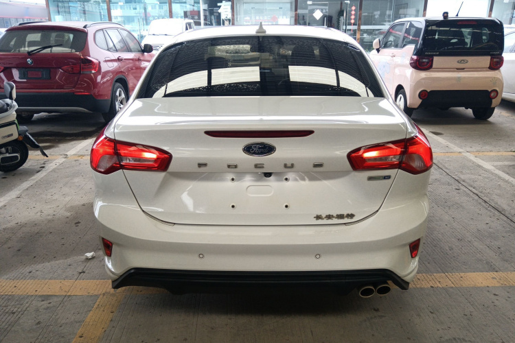 福特 福克斯 2020款 三厢 EcoBoost 180 自动锋潮型车身外观6