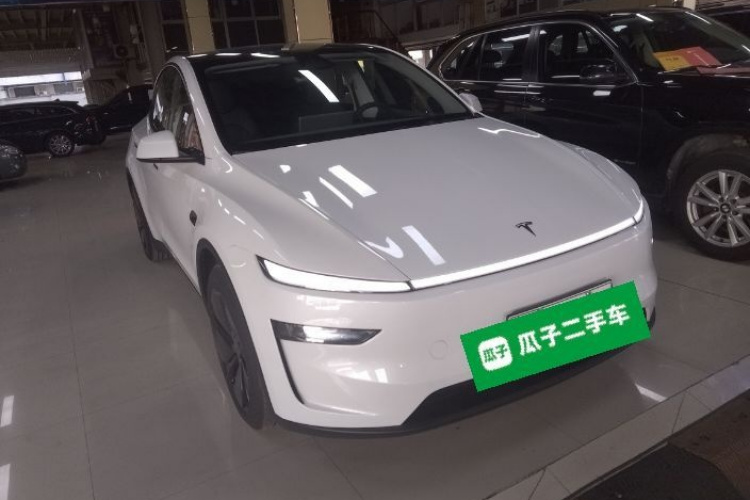 特斯拉 Model Y 2025款 后轮驱动版车身外观3