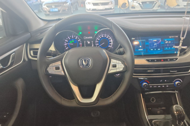 长安 逸动 2019款 高能版 1.6L GDI 手动先锋型 国VI中控内饰13