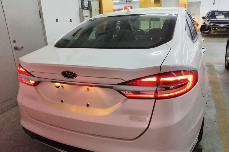 福特 蒙迪欧 2018款 EcoBoost 180 时尚型车身外观6