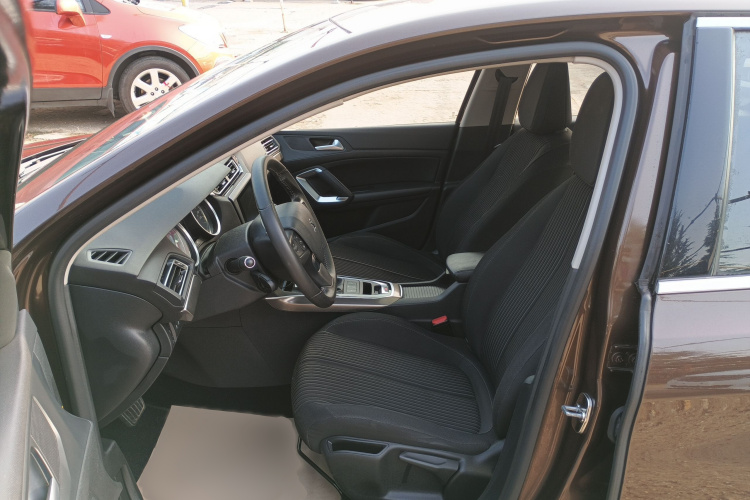 标致408 2015款 1.2T 自动豪华版局部细节19