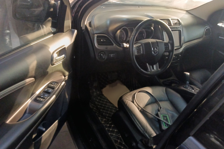 道奇 酷威 2016款 2.4L 两驱旅行版中控内饰7003