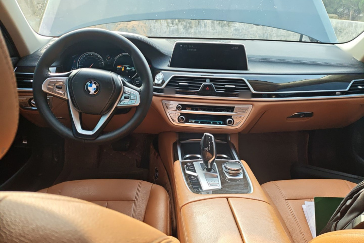 宝马7系 2017款 730Li 领先型中控内饰12