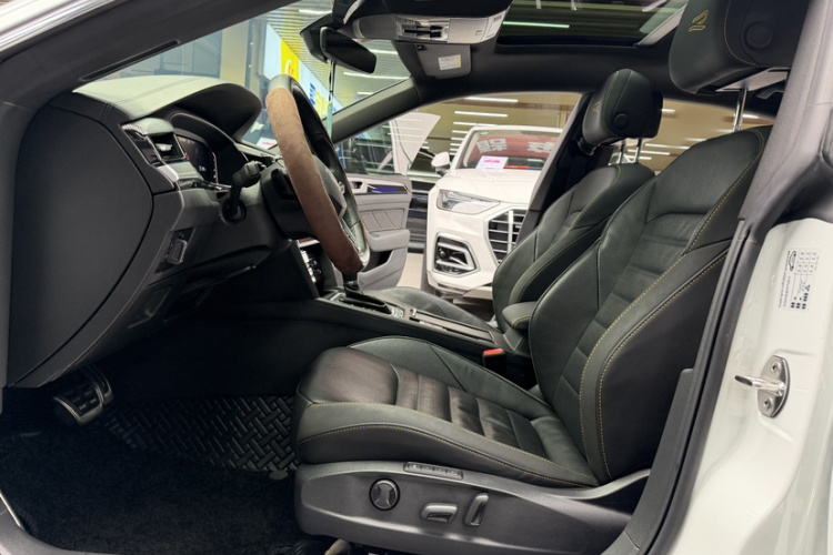 一汽-大众CC 2023款 380TSI 夺目版中控内饰7001