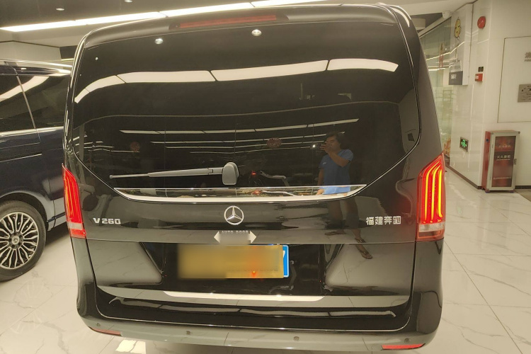 奔驰V级 2021款 V 260 领航版车身外观6