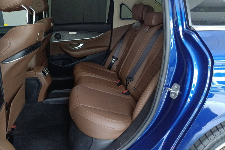 奔驰E级 2018款 E 300 L 运动时尚型中控内饰7004